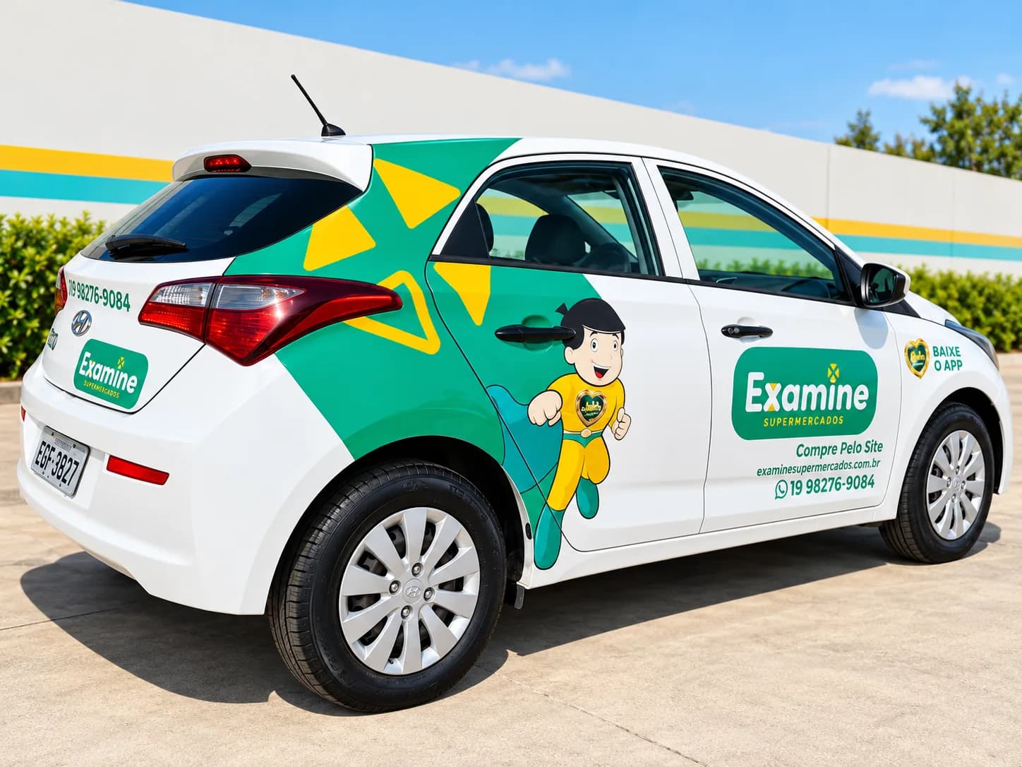Carro adesivado com a identidade da Examine Supermercados