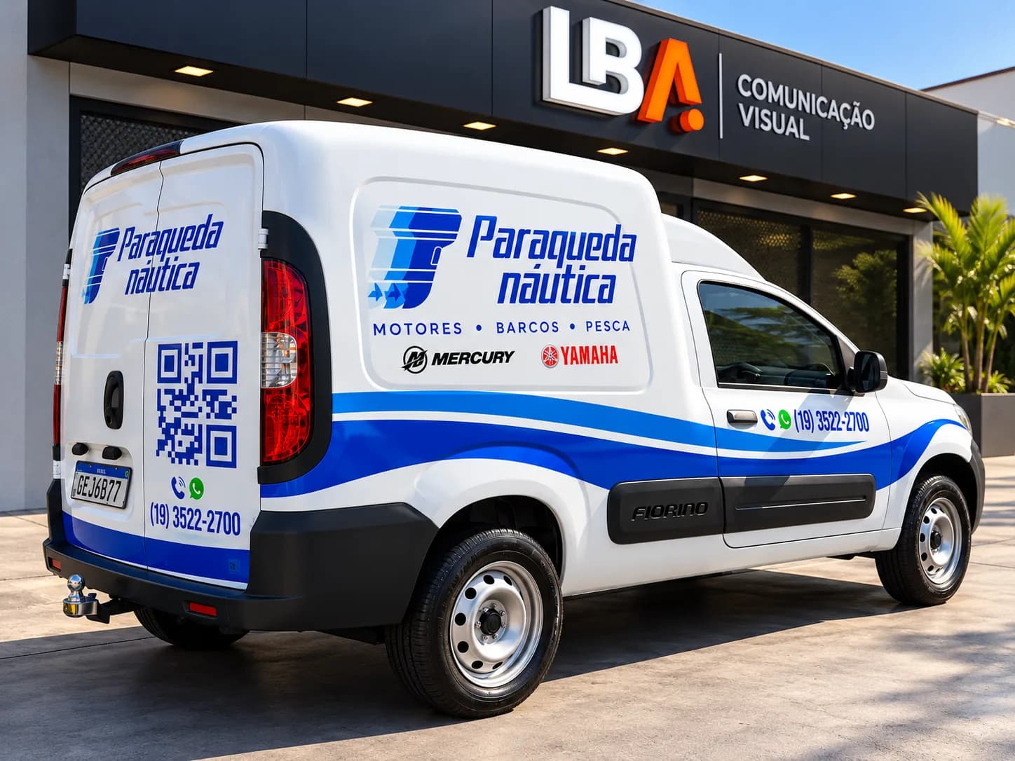 Utilitário adesivado da Paraqueda Náutica estacionado em frente à LBA
