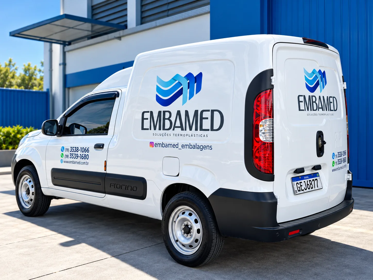 Utilitário branco adesivado com a marca Embamed