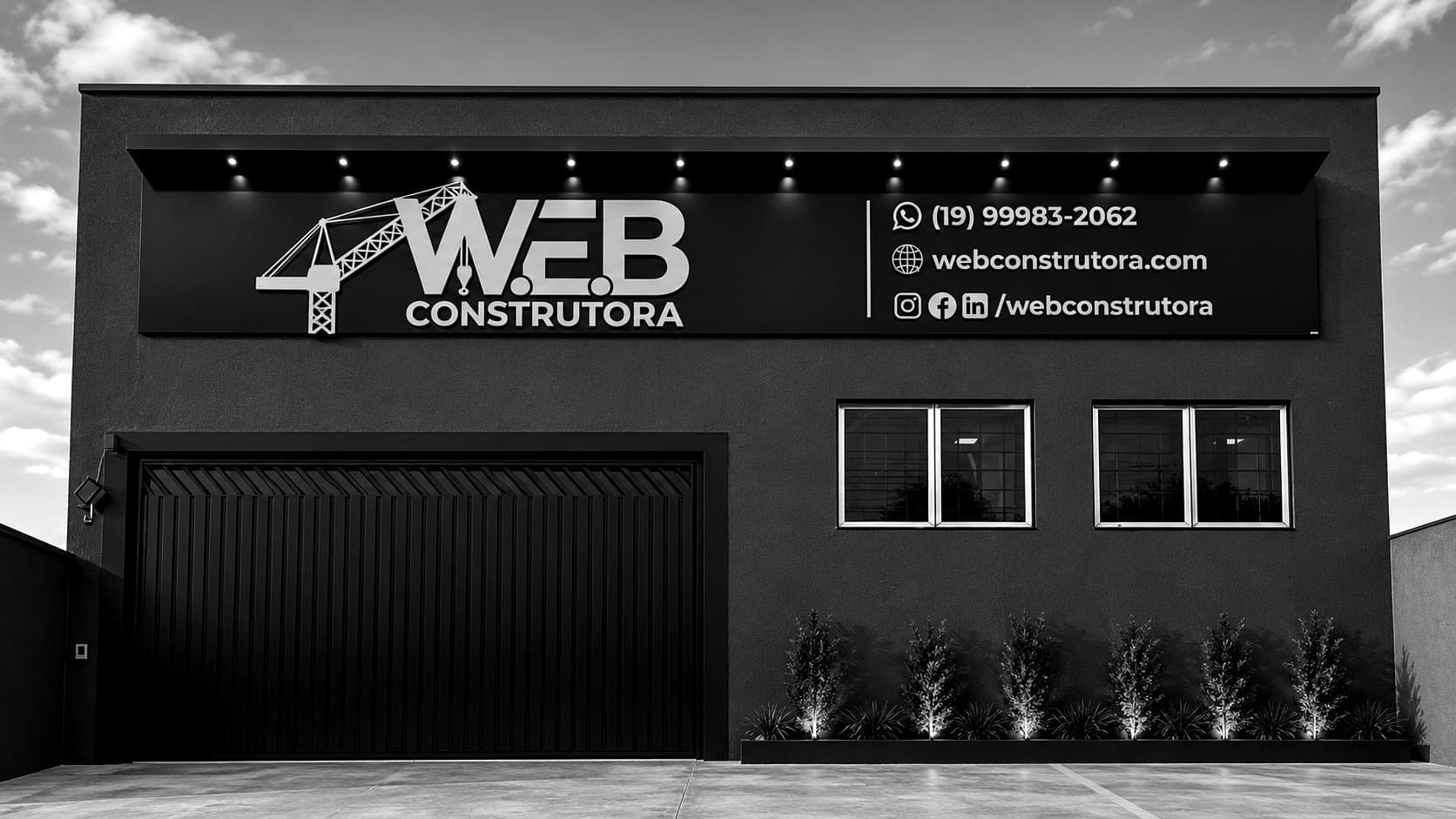 Fachada da W.E.B Construtora em preto e branco