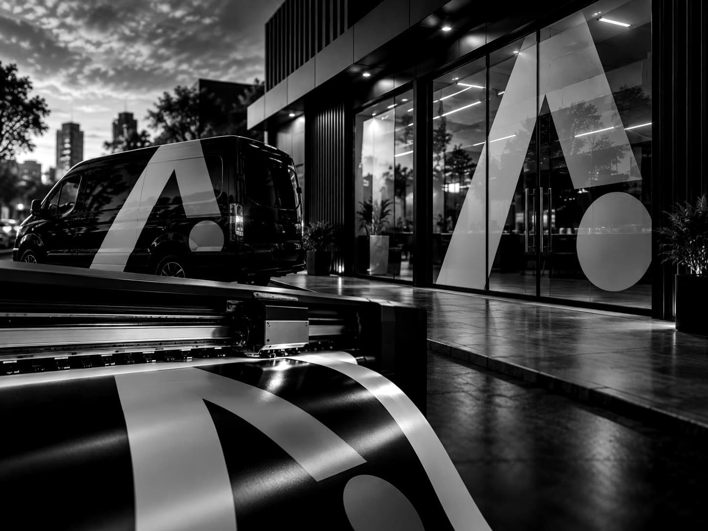 Impressão em grande formato, veículo adesivado e vitrine com grafismo, em preto e branco