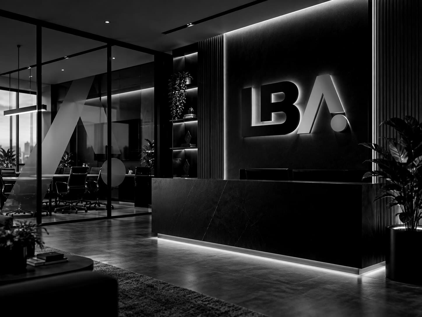 Recepção corporativa com letreiro iluminado e sala de reunião envidraçada, em preto e branco